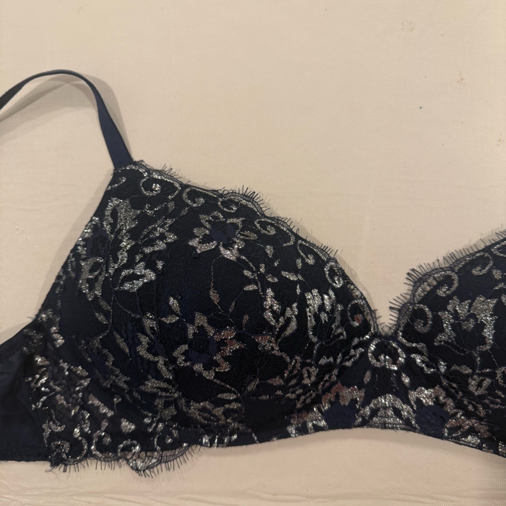 Women's Victoria’s Secret Navy Lace Embellished Bra 36D no wire
